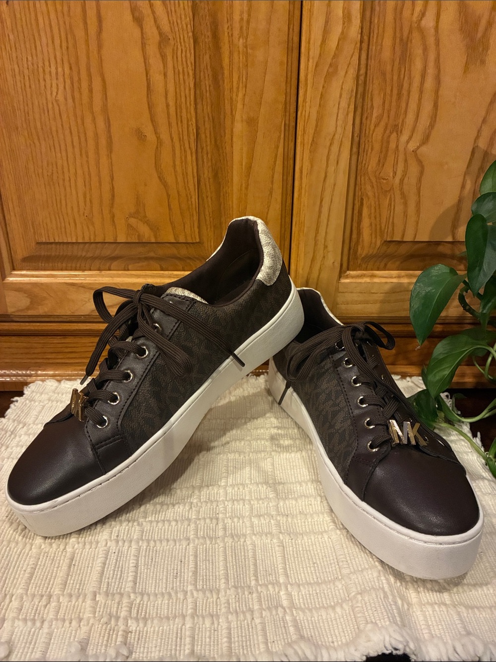 Size 9.5 MICHAEL Michael Kors Poppy Logo Platform Sneaker w/ Gold Accent (ABBA) - Picture 4 of 16